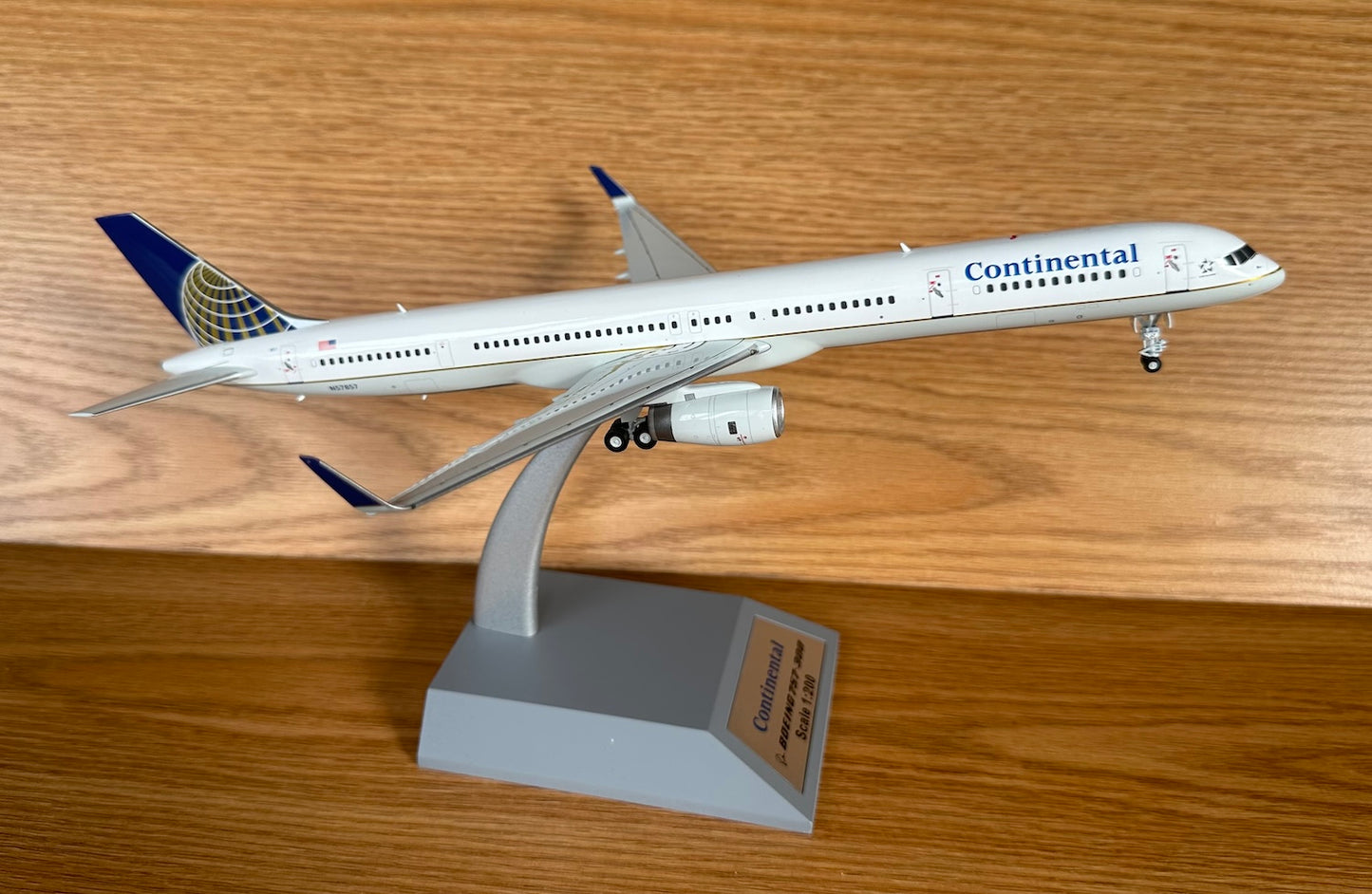 Continental Boeing 757-300/W N57857 final colors 1:200 scale diecast Inflight