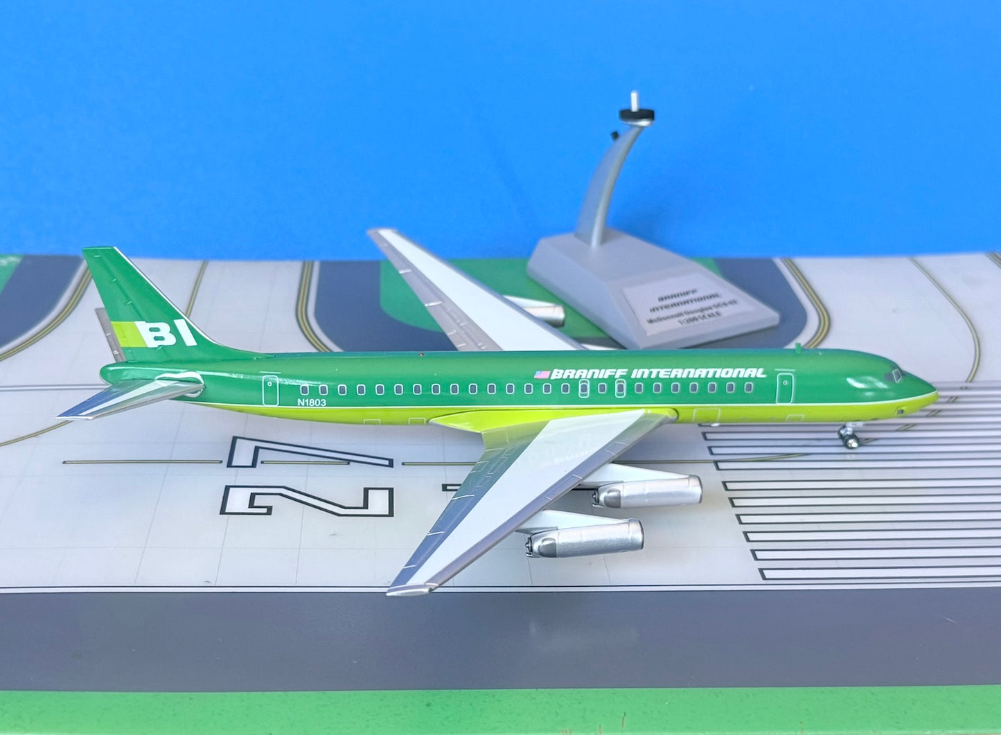 Braniff Douglas DC-8-62 N1804 1970s Green 1:200 scale diecast Inflight models