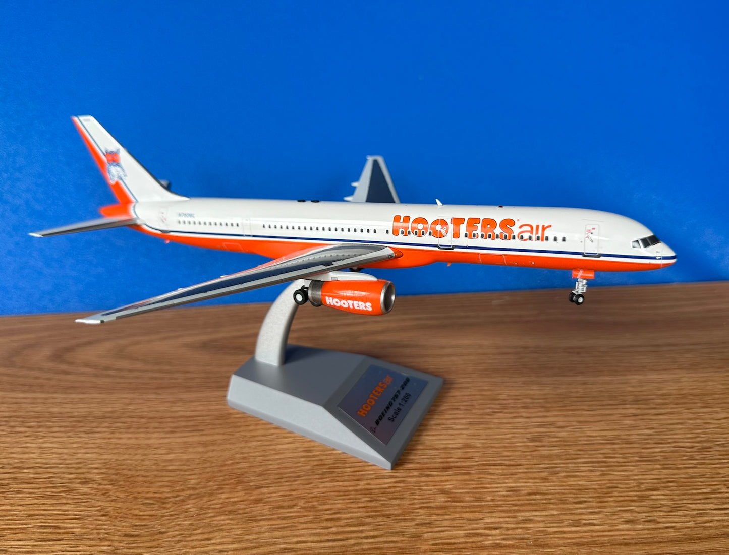 HootersAir Boeing 757-200 N750WL 2000s 1:200 scale diecast InFlight/B Models