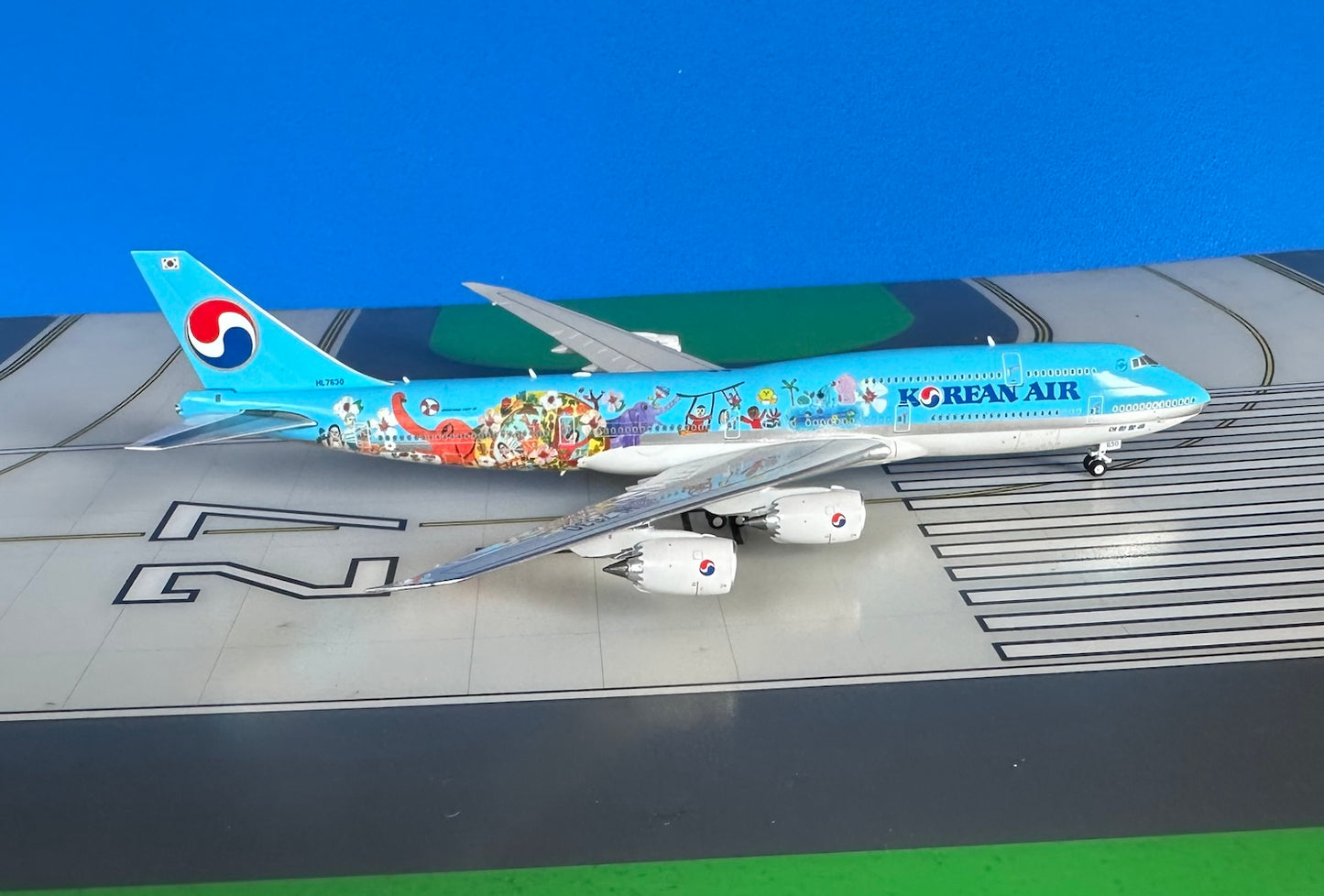 Korean Air Boeing 747-8HL-7630 Childrens Painting 1:400 scale diecast JC Wings