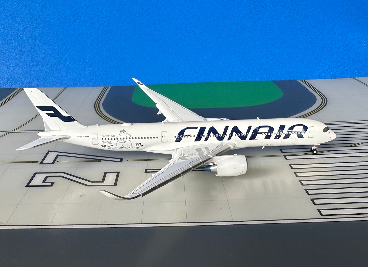 Finnair Airbus A350-941 OH-LWP Flaps down Moomins 1:400 scale diecast JC Wings