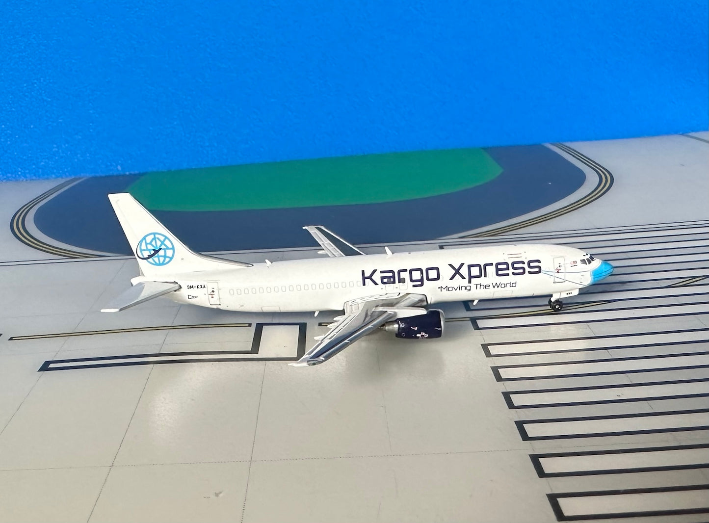 Kargo Xpress Boeing 737-400(SF) 9M-KXA final colors 1:400 scale JC Wings