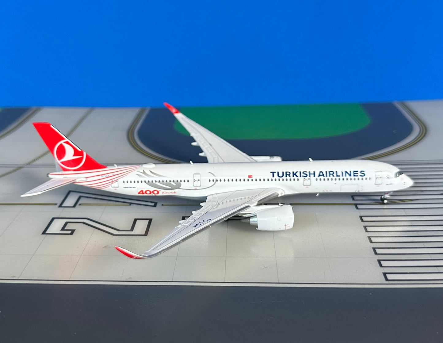 Turkish Airlines Airbus A350-941 TC-LGH, 400th aircraft 1:400 diecast JC Wings