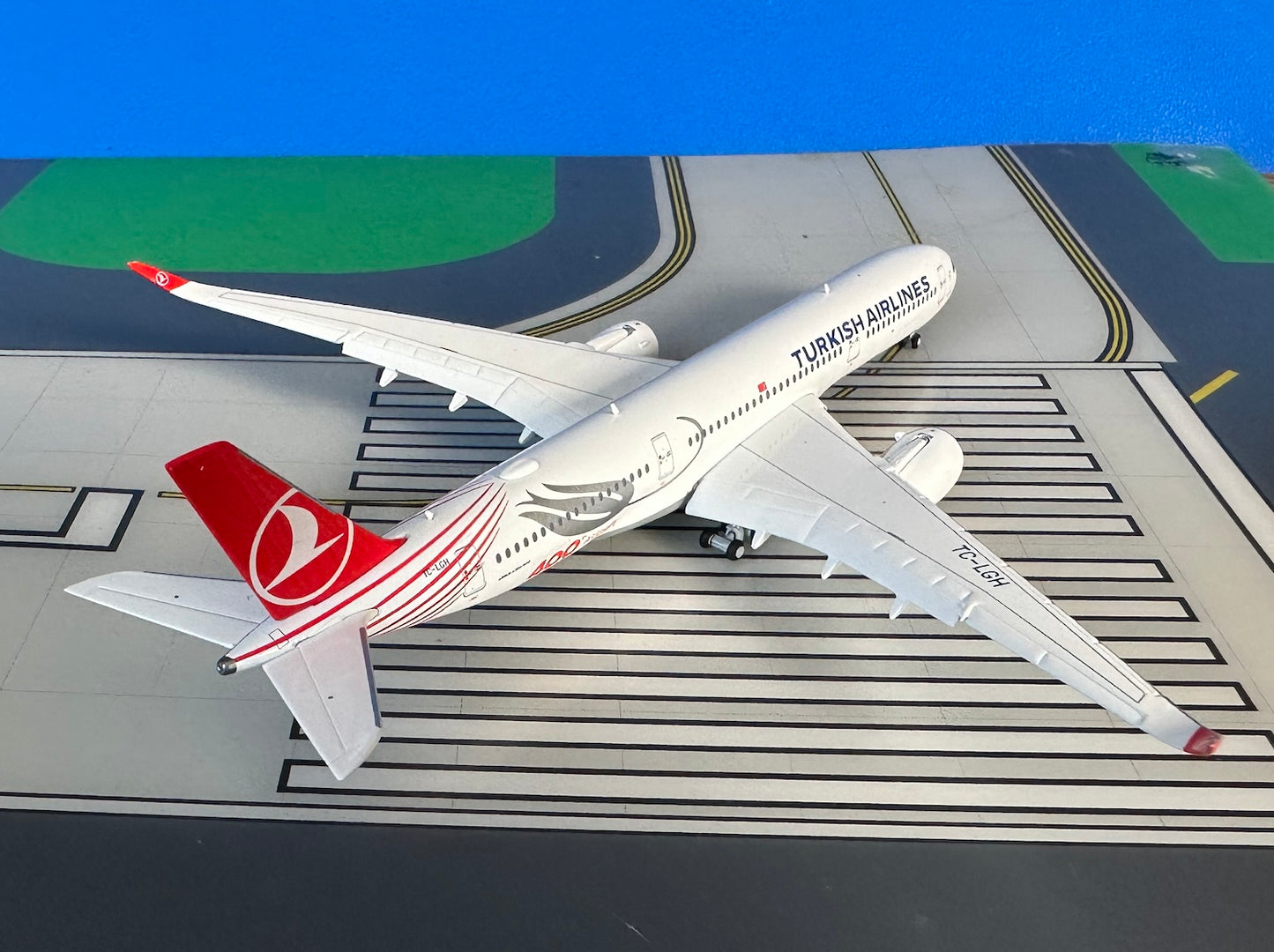 Turkish Airlines Airbus A350-941 TC-LGH, 400th aircraft, flaps down 1:400 scale diecast JC Wings