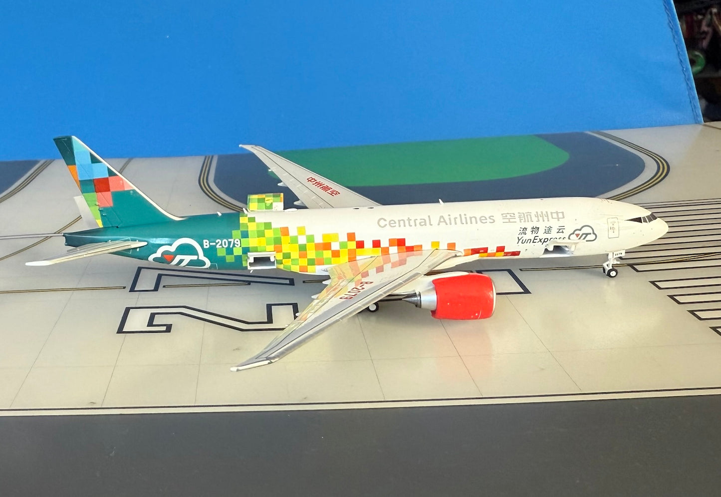 Central Airlines Boeing 777-200LRF B-2079 Yun Expres 1:400 scale diecast JC Wings