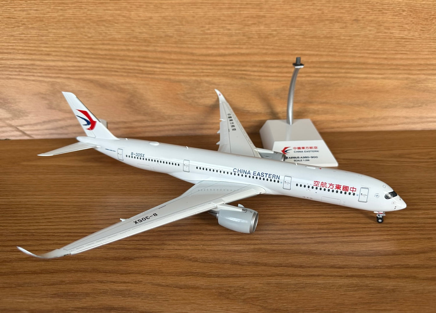 China Eastern Airbus A350-900 B-305X Flaps down 1:200 scale diecast JC Wings