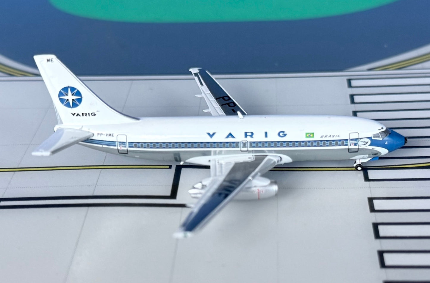 Varig Brasil Boeing 737-200 PP-VME Delivery colors 1:400 scale diecast JC Wings