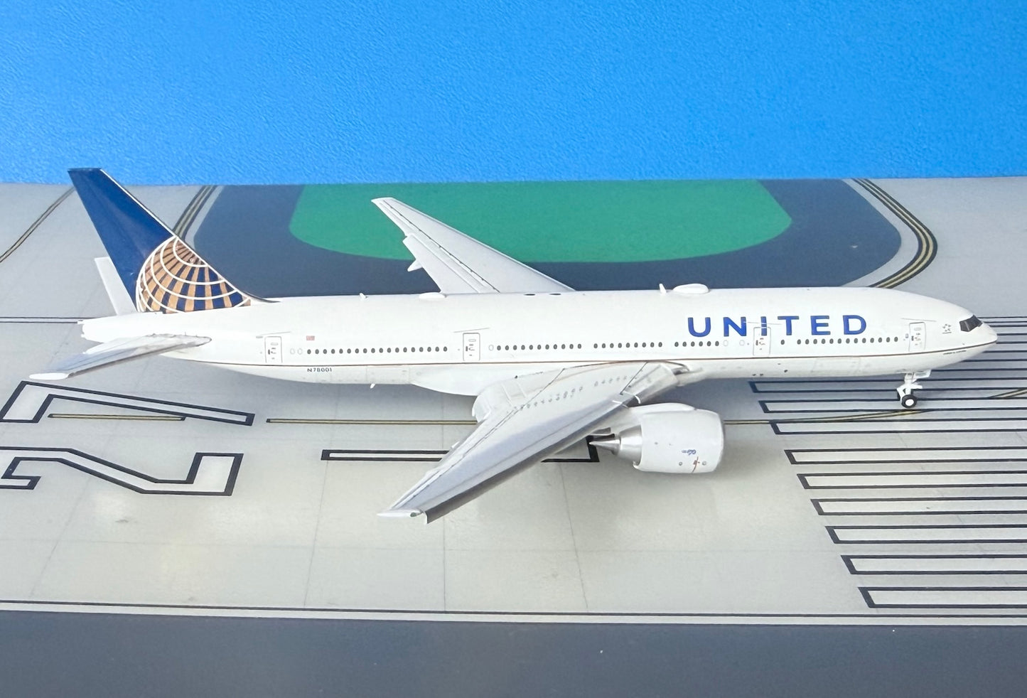 United Boeing 777-200/ER N78001 2010 colors Flaps down 1:400 scale diecast JC Wings