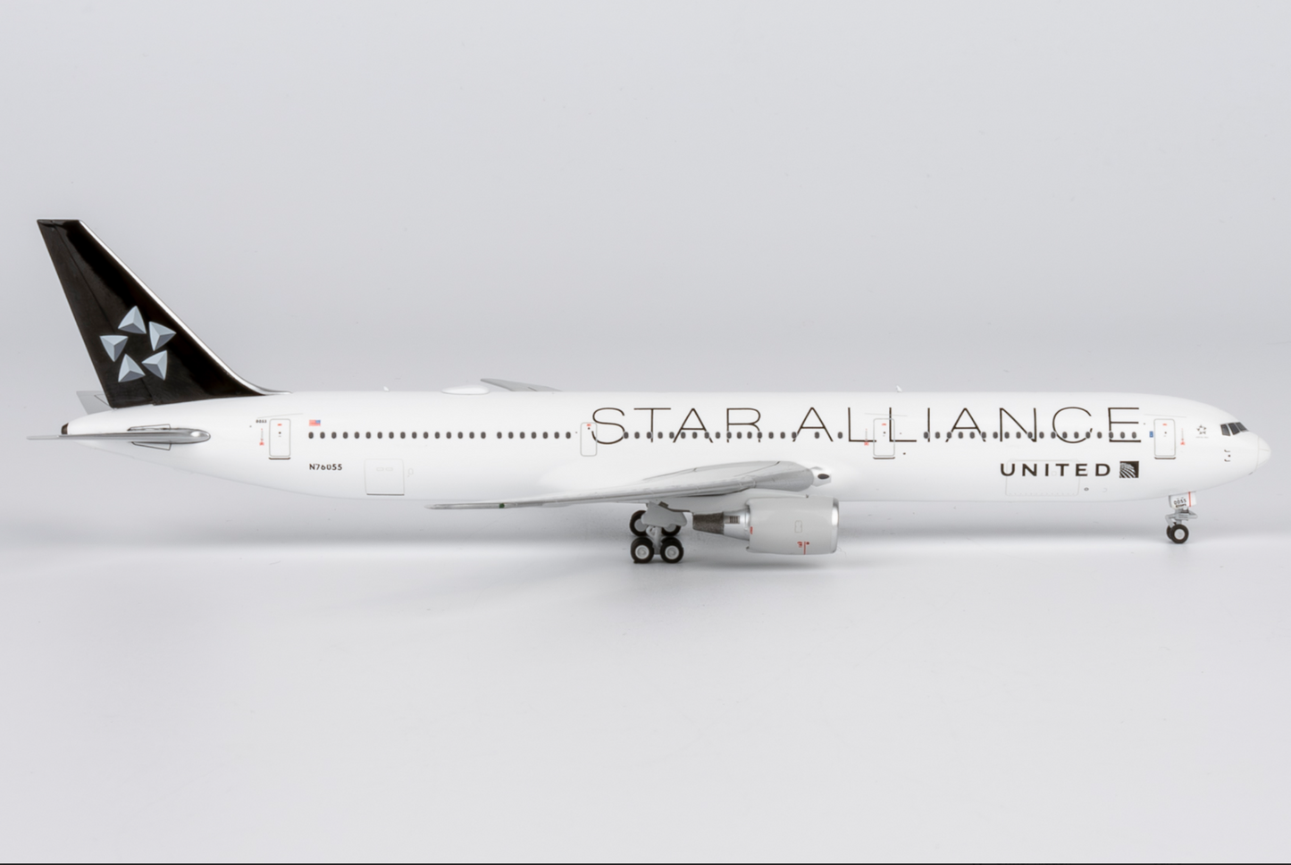 United Boeing 767-400ER N76055 Star Aliance colors 1:400 scale diecast NG Models