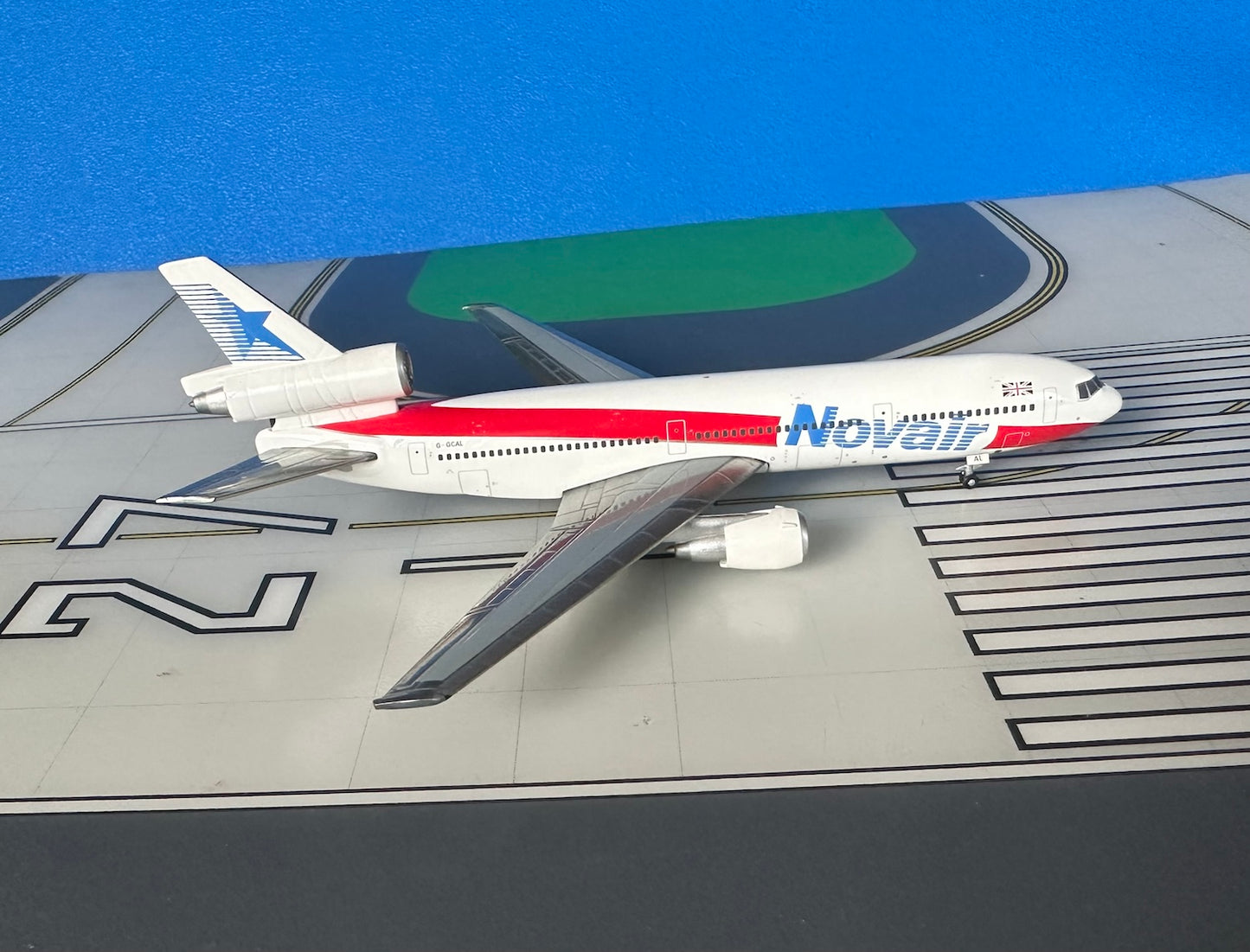 Novair Douglas DC-10-10 G-GCAL 1980s colors 1:400 scale diecast Phoenix Models