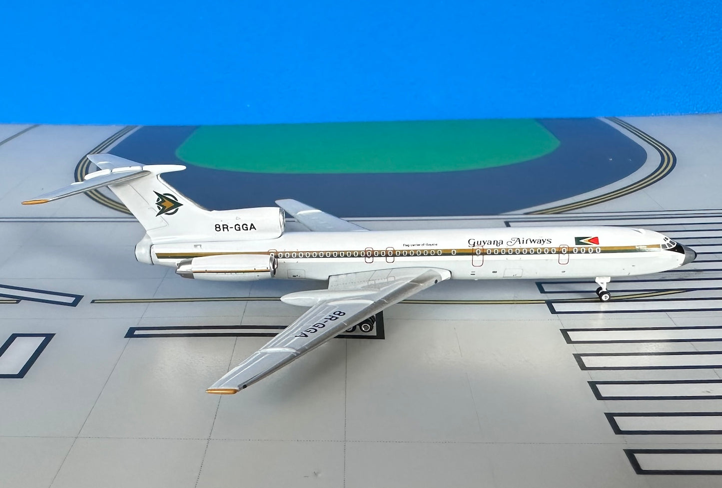 Guyana Airways Tupolev TU-154M 8R-GGA 1980s 1:400 scale diacest Phoenix Models