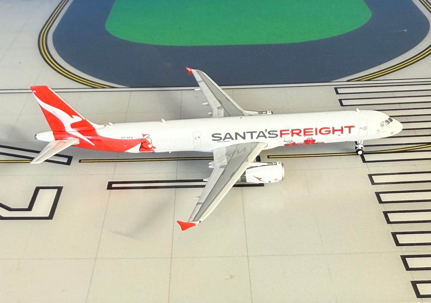 QantasFreight Airbus A321-231(P2F) VH-XF4 Santa'sFreight  1:400 scale diecast Phoenix Models