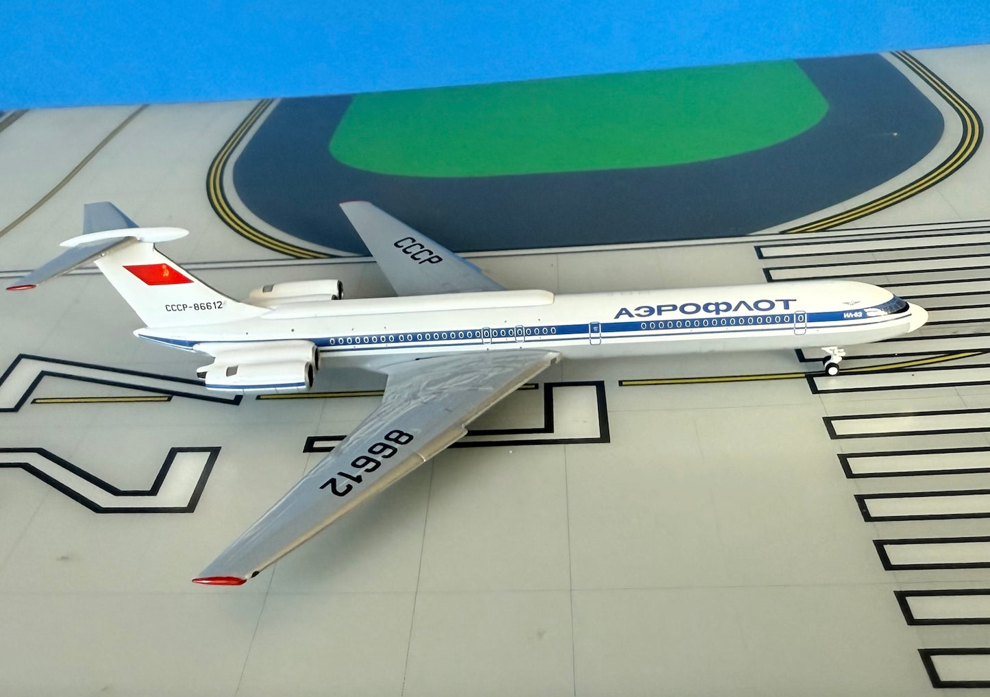 Aeroflot llyushin IL-62 CCCP-86612 1970s 1:400 scale diecast Phoenix Models