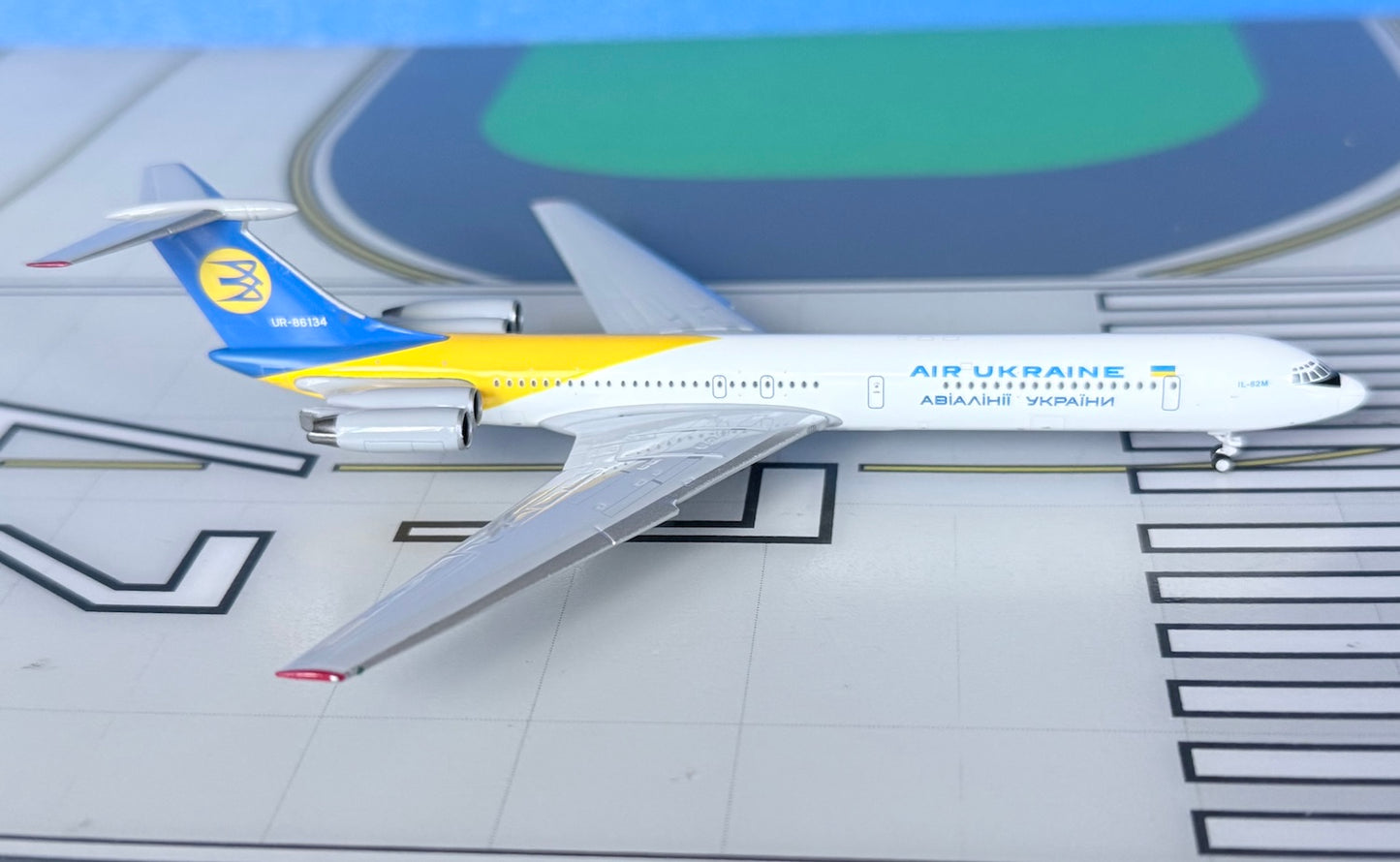 Air Ukraine llyushin IL-62M UR-86134 1990s colors 1:400 scale diecast Phoenix