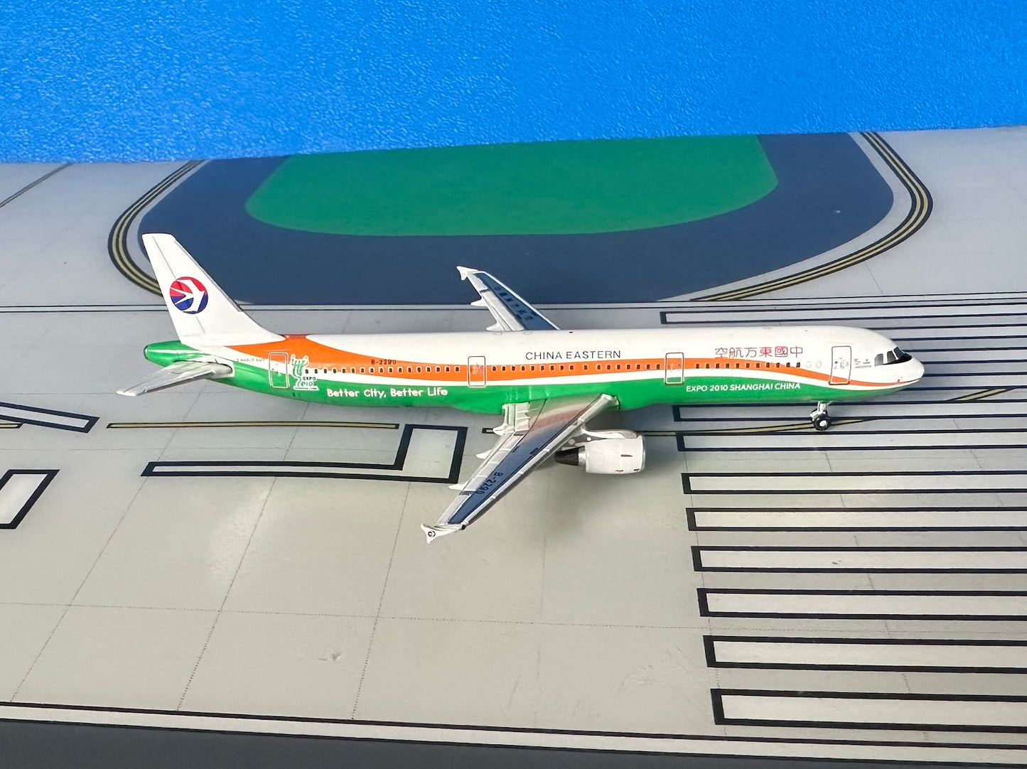 China Eastern Airbus A321-211 B-2290 Expo 2010 1:400 diecast Phoenix Models