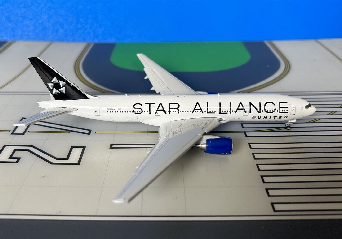 United Boeing 777-200ER N218UA Star Alliance Flaps down 1/400 scale diecast JCWings