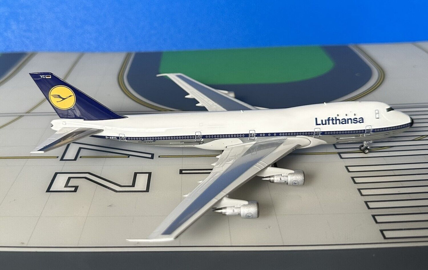 Lufthansa Boeing 747-130 D-ABYC 1970s colors 1/400 scale diecast Phoenix Models