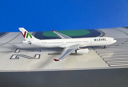 Level Airbus A330-343 EC-NHM, port side: El Mago POP 1/400 scale diecast NG Models