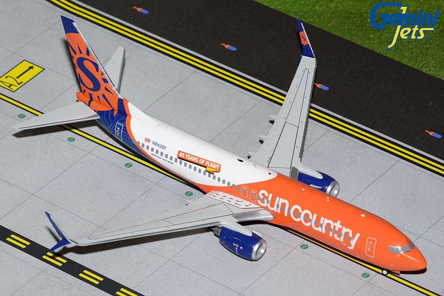 Sun Coutry Boeing 737-800/Scimitar N842SY 40 years 0f.. 1/200 scale diecast GeminiJets