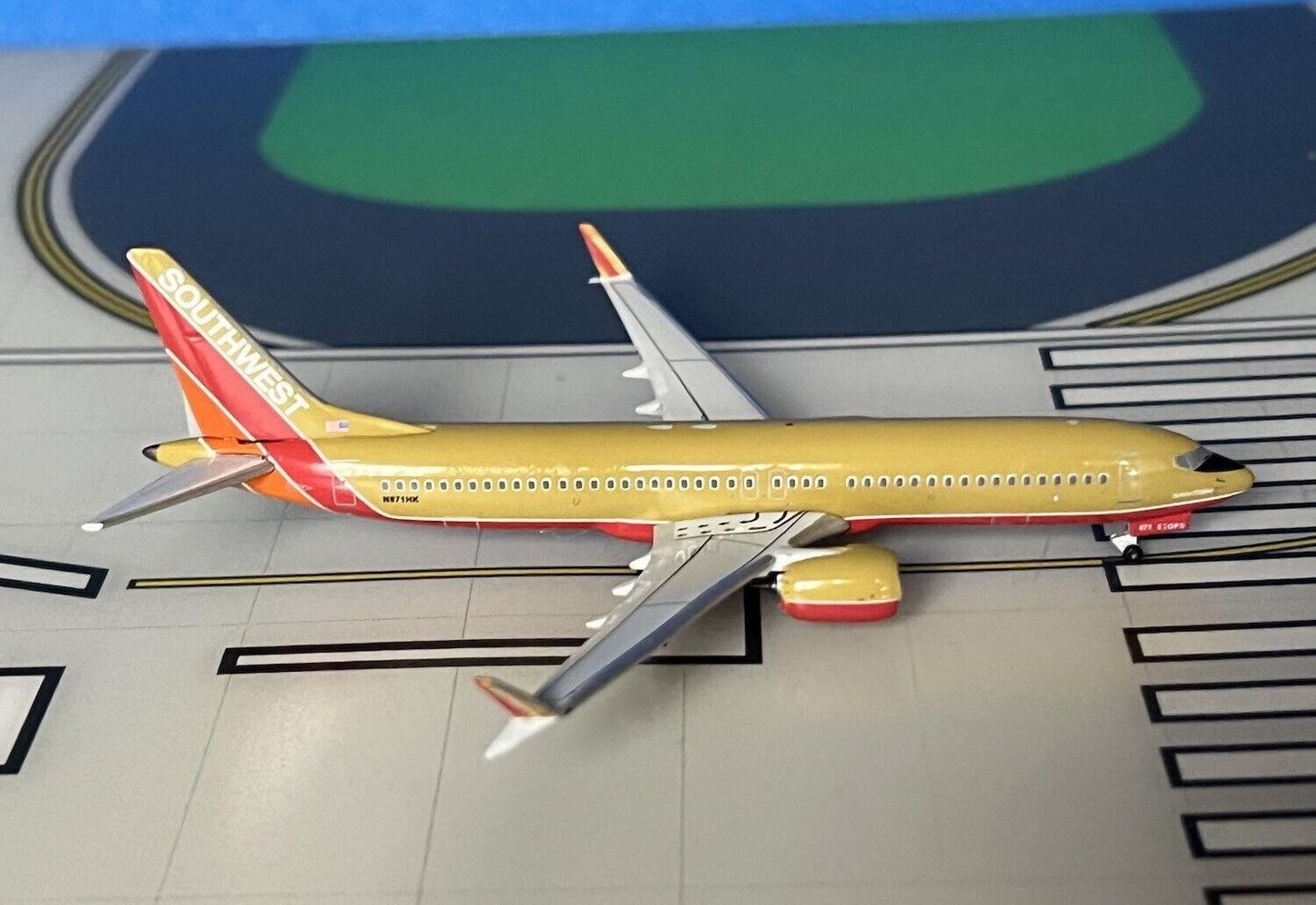 Southwest Boeing 737 Max-8 N871HK Retro colors 1/400 scale diecast Aeroclassics