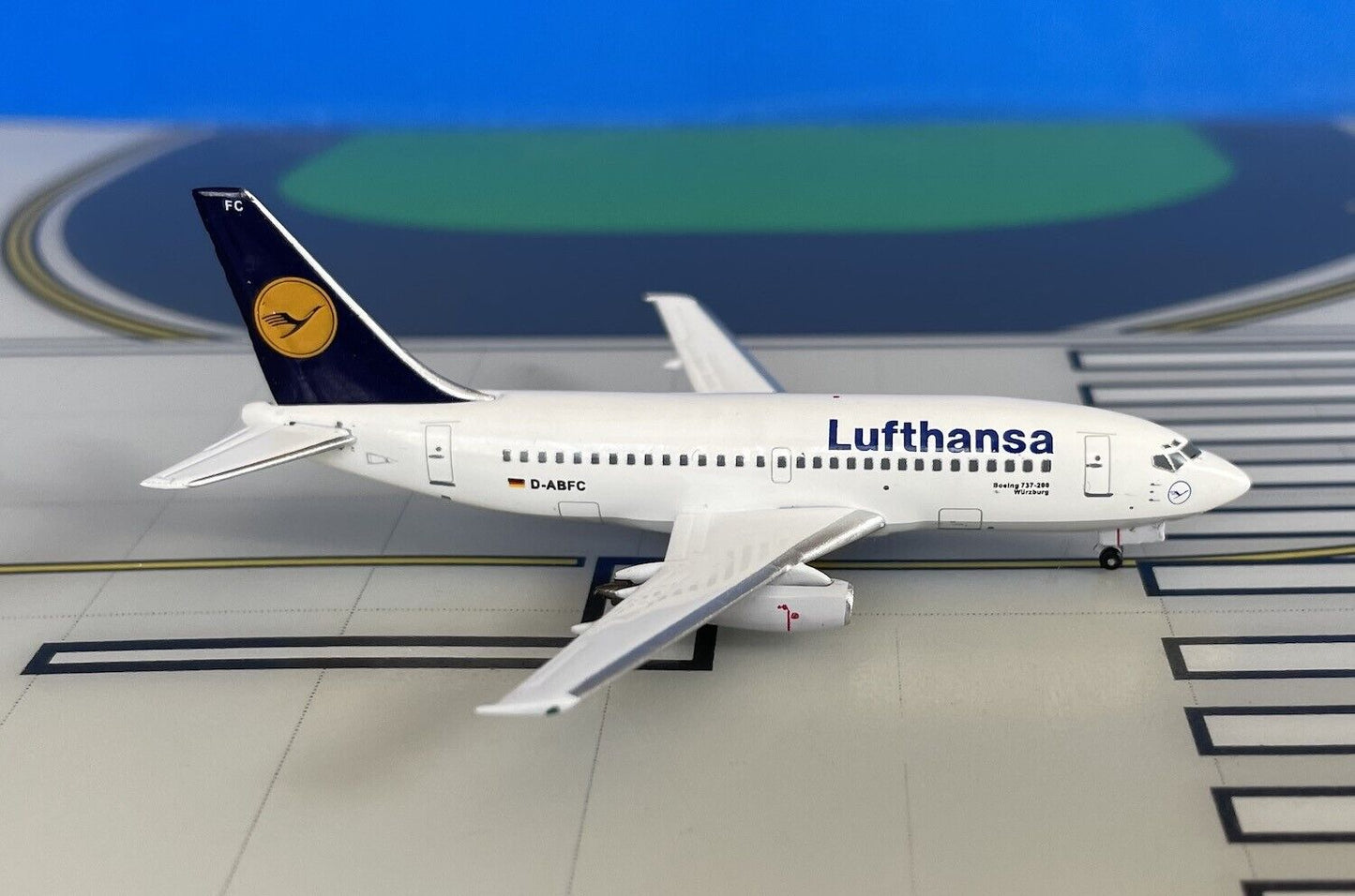 Lufthansa Boeing 737-200/Adv D-ABFC 1990s 1/400 scale diecast Aeroclassics