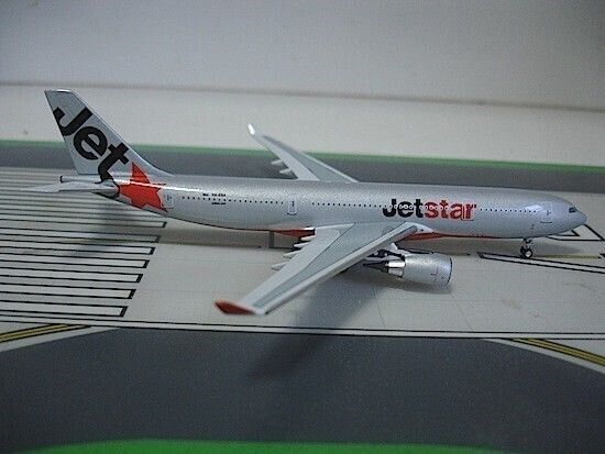 JetStar Airbus A330-201 VH-EBA 1/400 scale diecast Aeroclassics