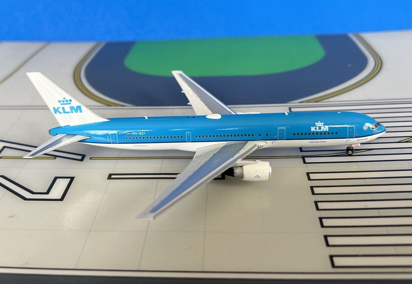 KLM Boeing 767-300ER PH-BZI 2000s colors 1/400 scale diecast Phoenix Models